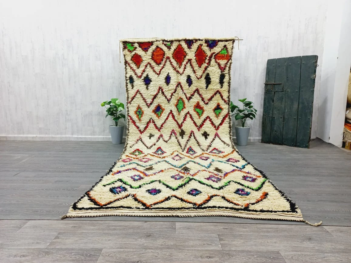 What Other Decor Elements Complement Moroccan Rugs?